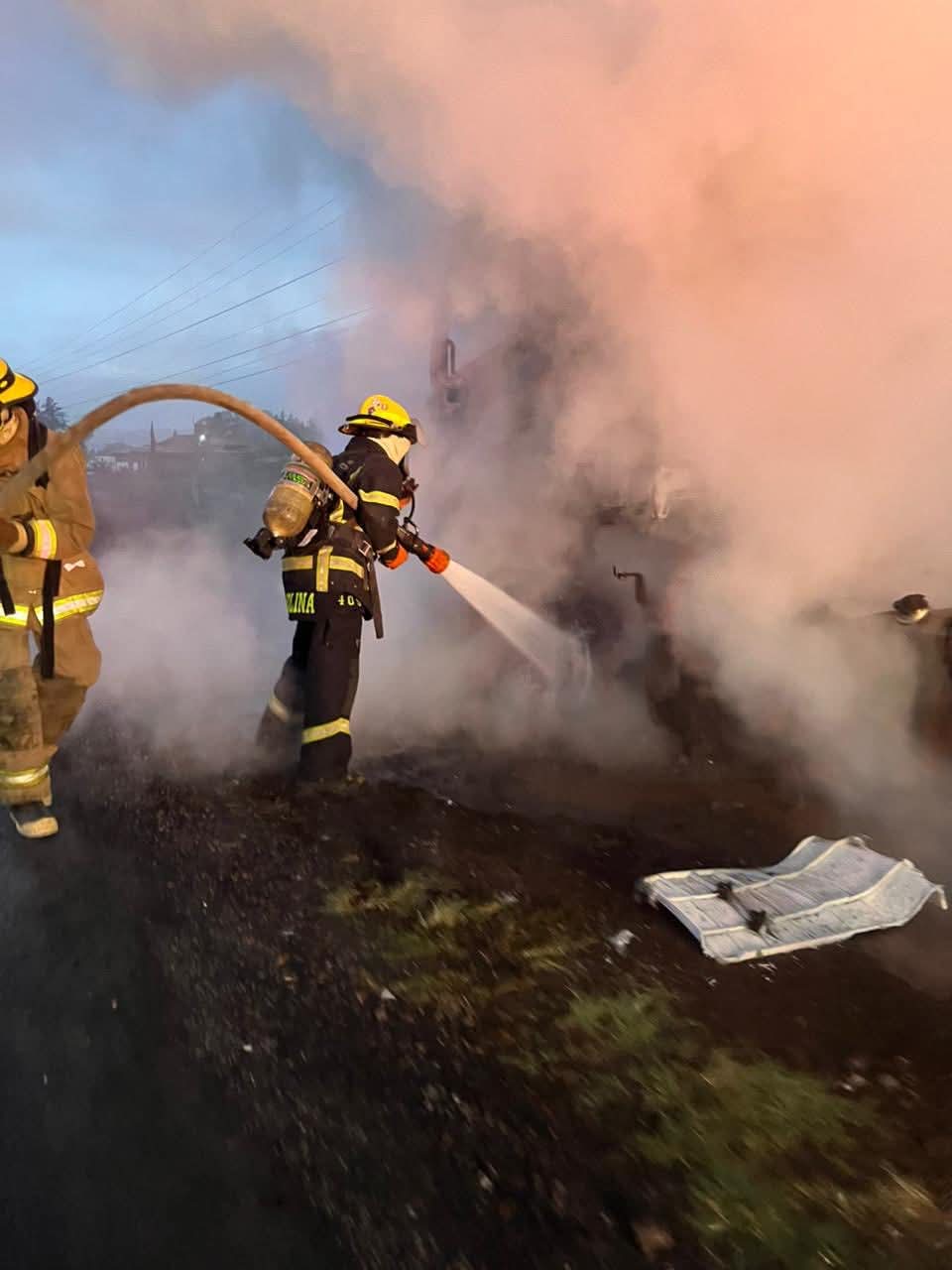 Bomberos de Pátzcuaro combaten incendio de tractocamión 