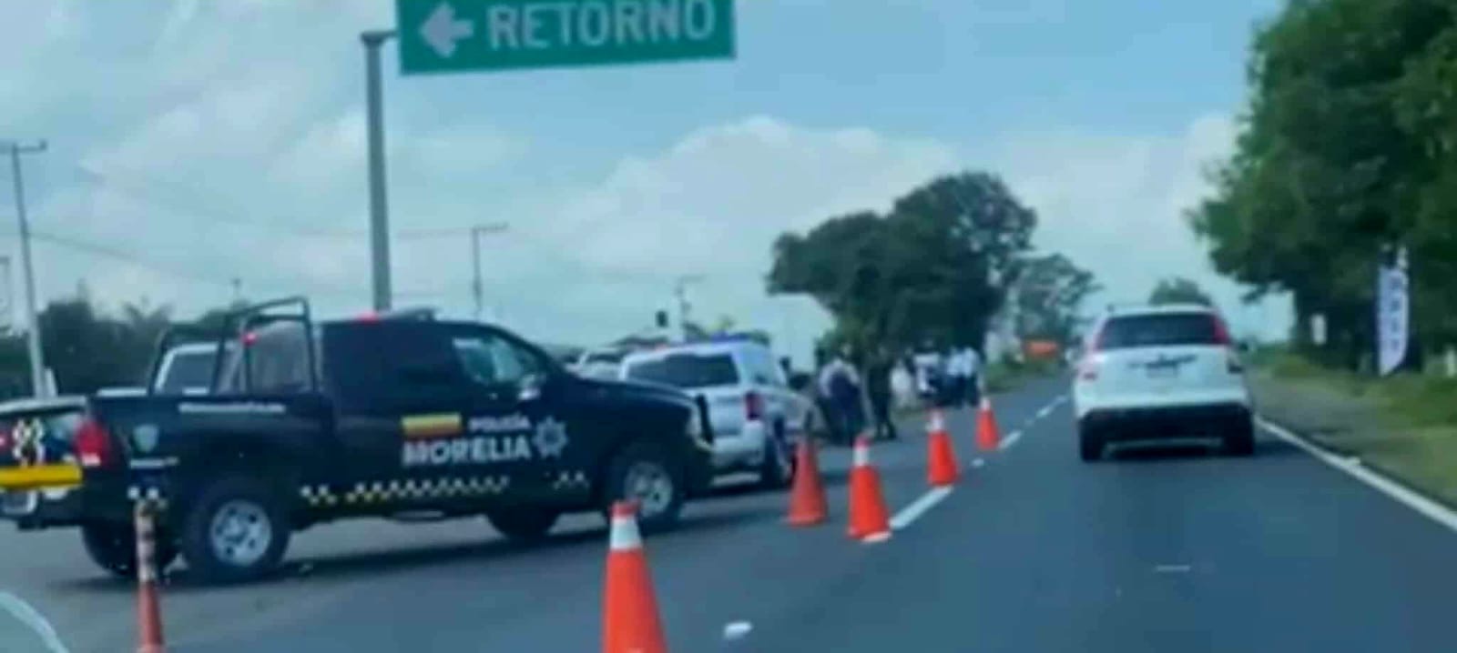 Se registra choque entre camioneta de la FGE y taxi sobre la Morelia-Pátzcuaro 