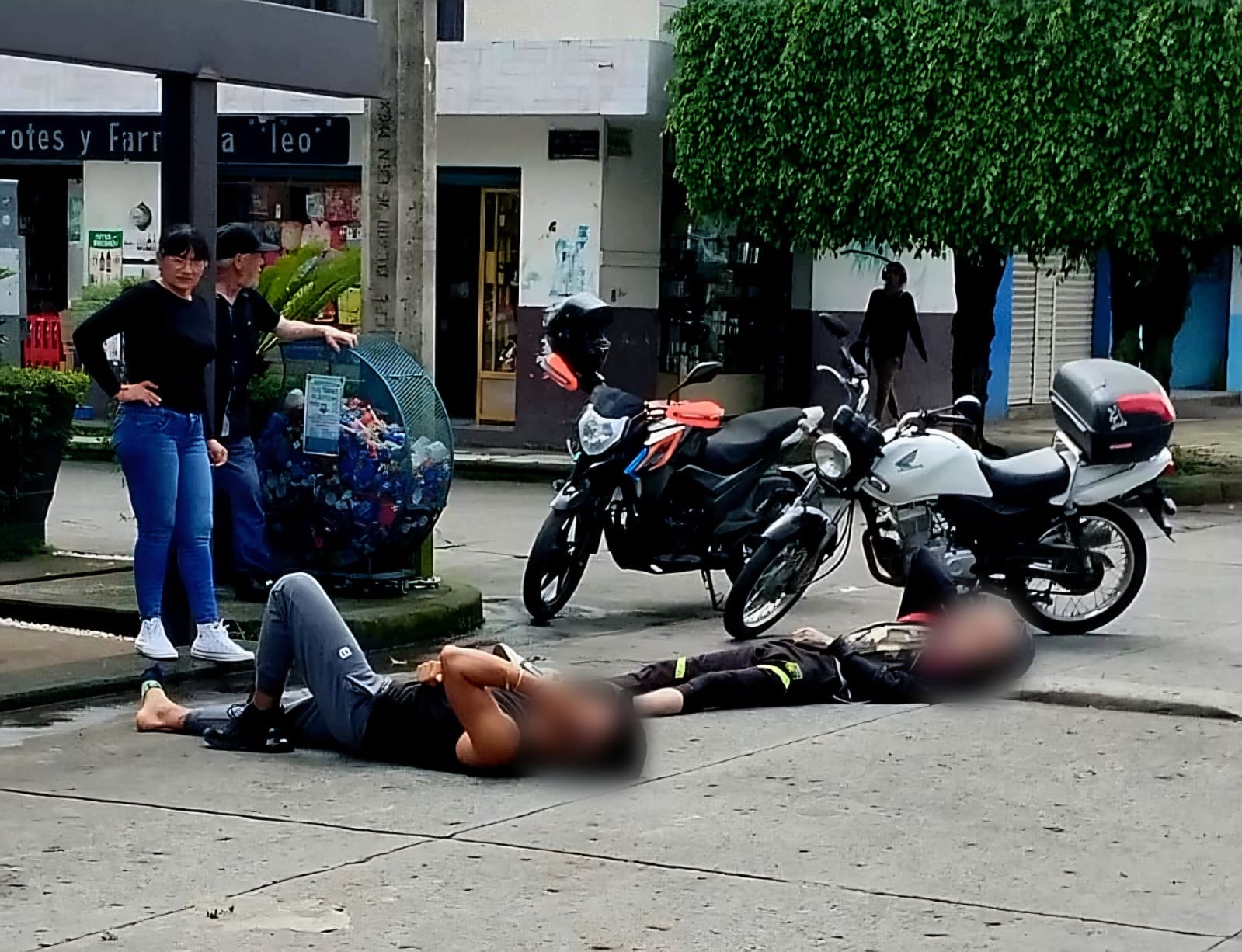 Motociclistas chocan en El Colorín; dos jóvenes fueron hospitalizados, en Uruapan