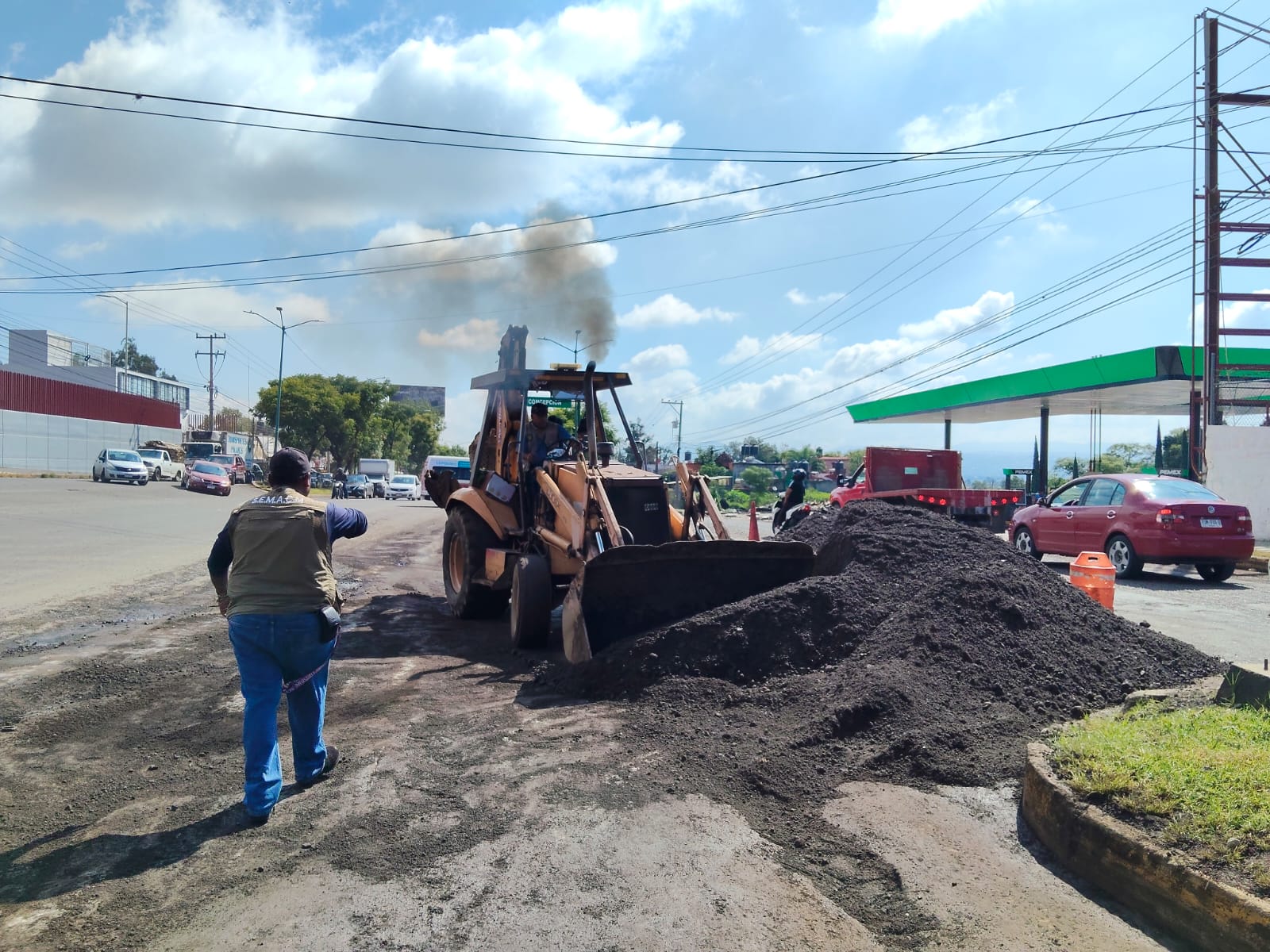 Recoge Ayuntamiento de Morelia piedras que afectaban el tránsito vehicular en salida a Quiroga tras la lluvia 