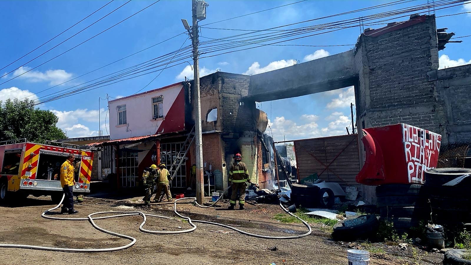 Sujeto drogado le prende fue a inmueble a un costado de la carretera Morelia – Pátzcuaro