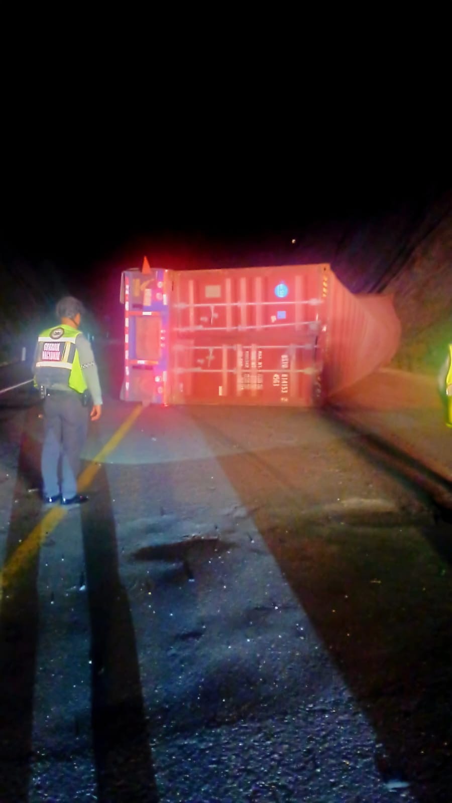 Vuelca tráiler en la autopista Siglo XXI; no hay víctimas