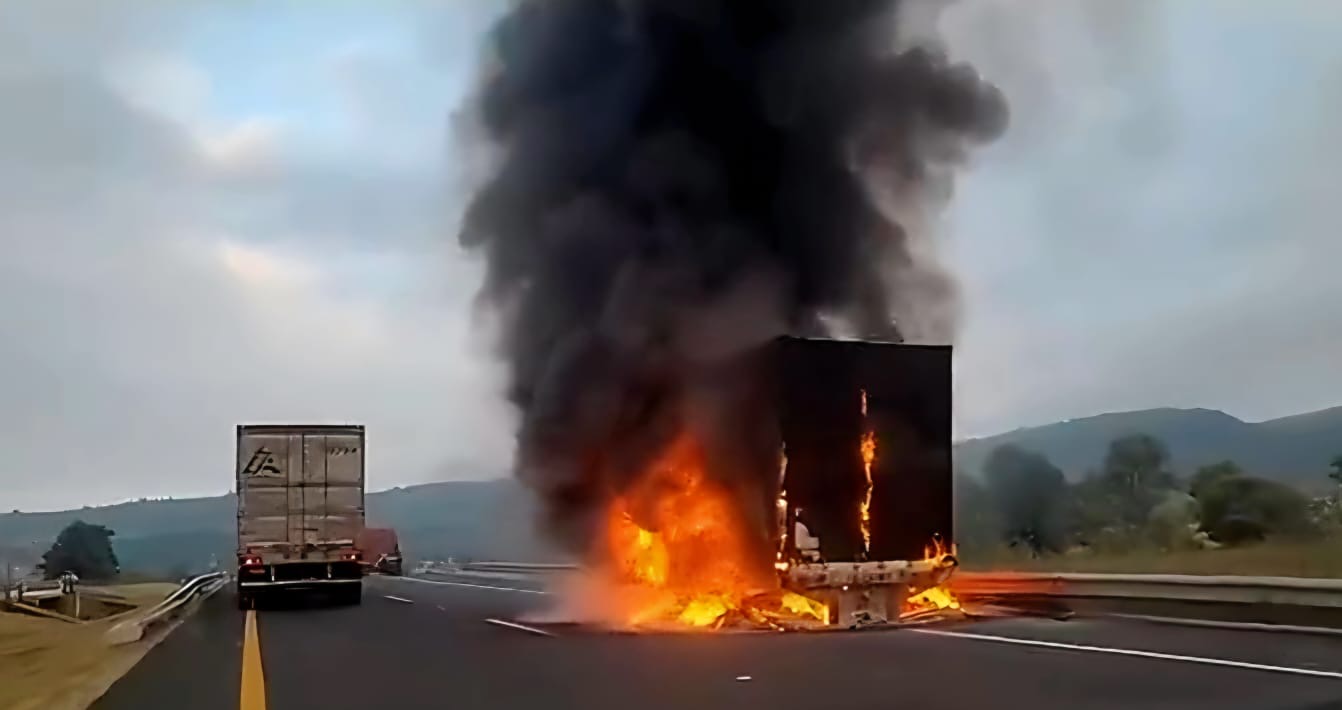 Arde tractocamión en la Autopista México-Guadalajara 
