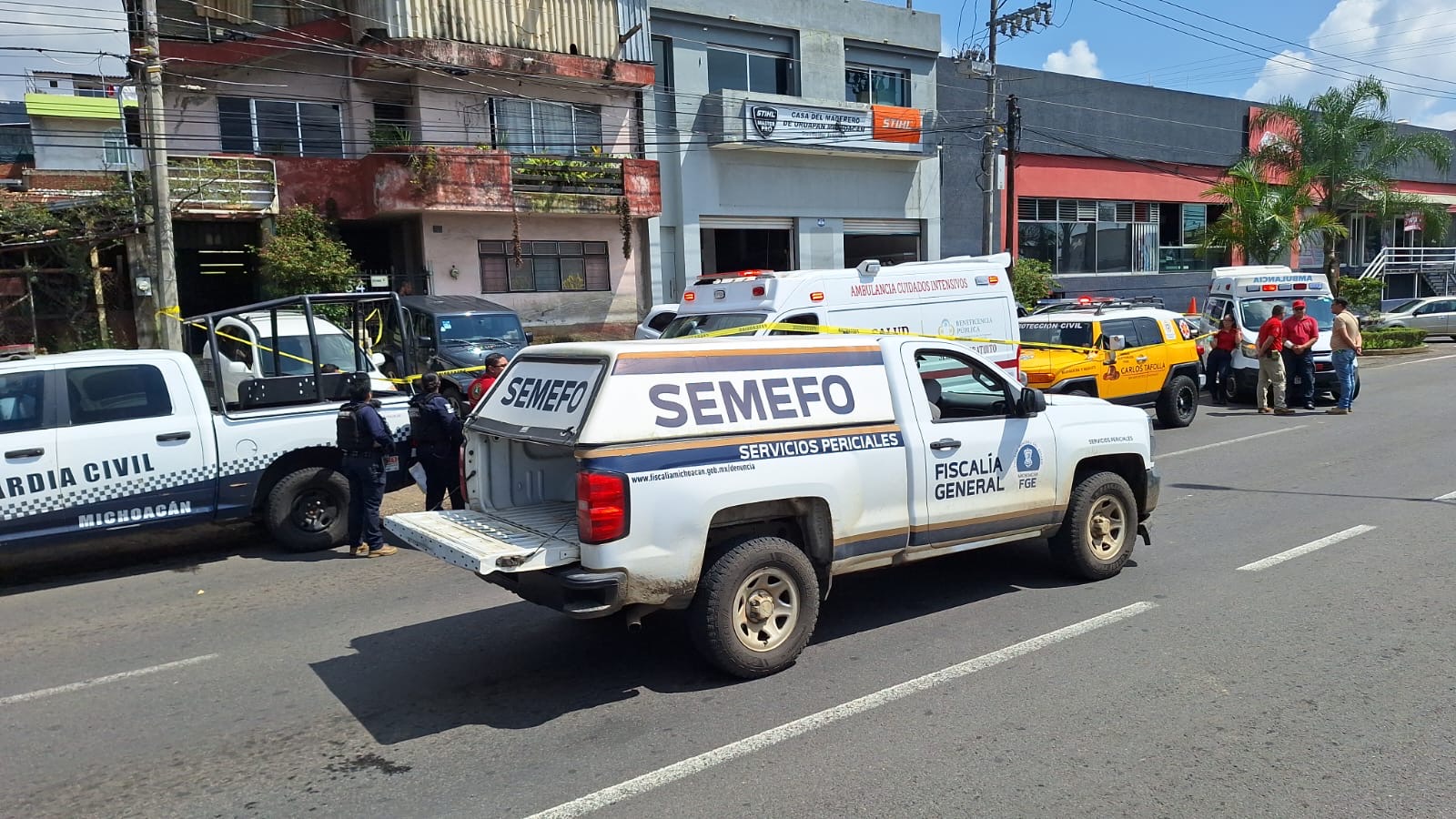 Adulto mayor fall3ce atrop3llado sobre la calzada Benito Juárez, de Uruapan 