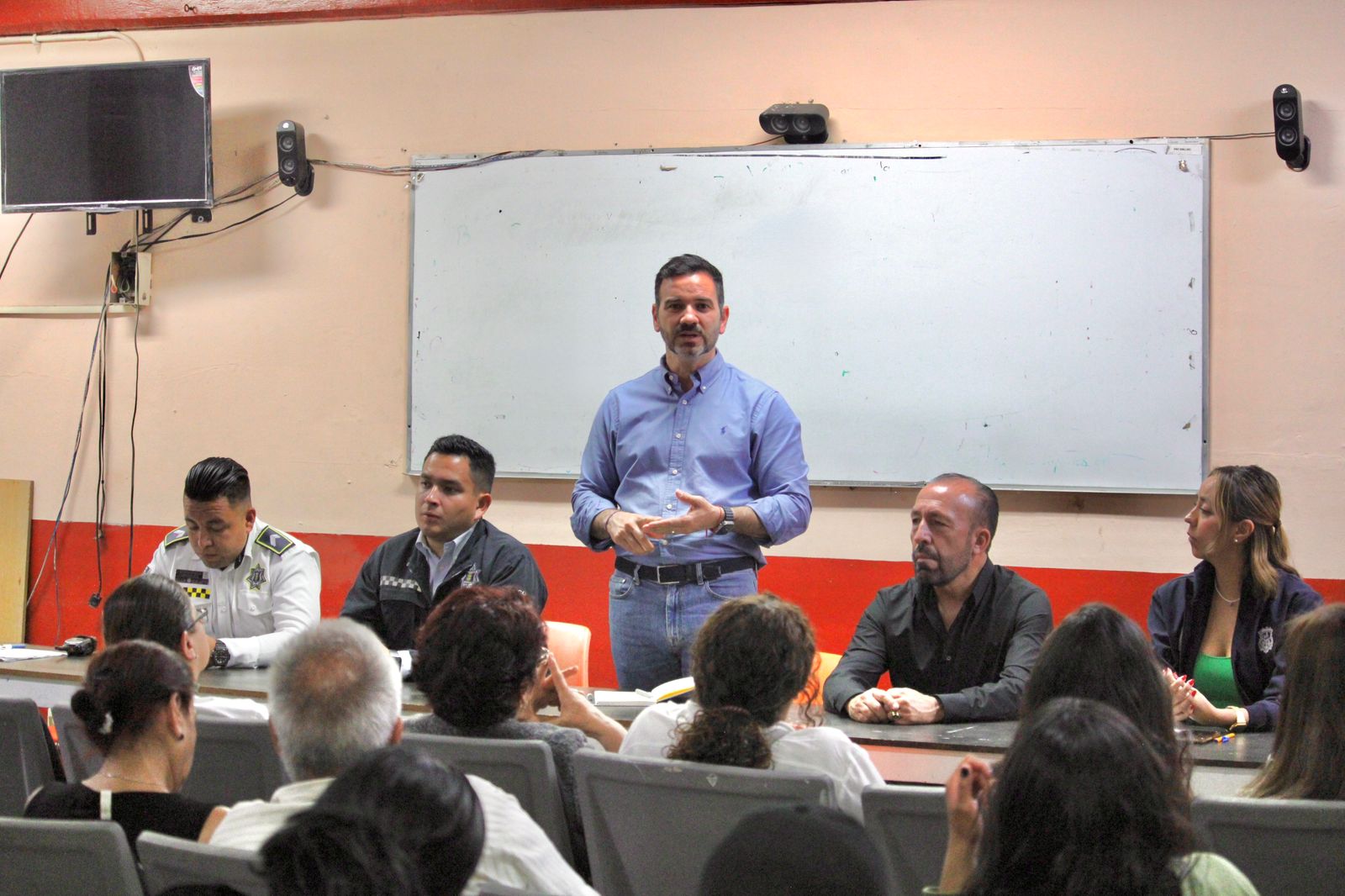 Benítez visita Lomas de Morelia, en seguimiento a renovación de encargatura del orden