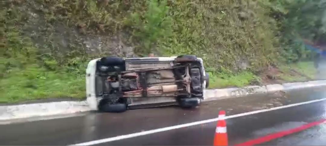 Tercer accidente del día en la autopista Siglo XXI; mujer resulta ilesa tras choque en Salvador Escalante