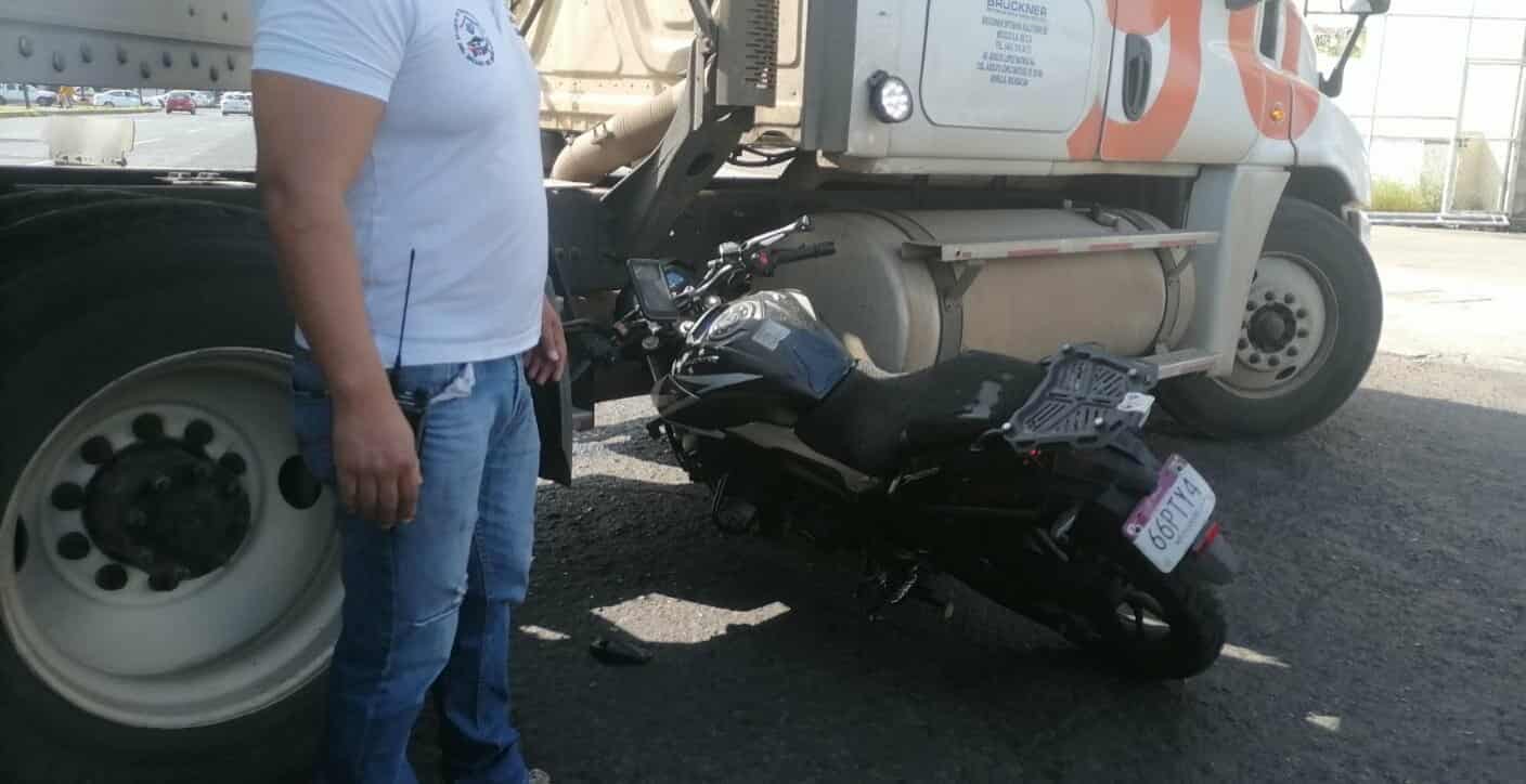 Percance entre moto y tráiler deja solo daños materiales al poniente de Morelia 