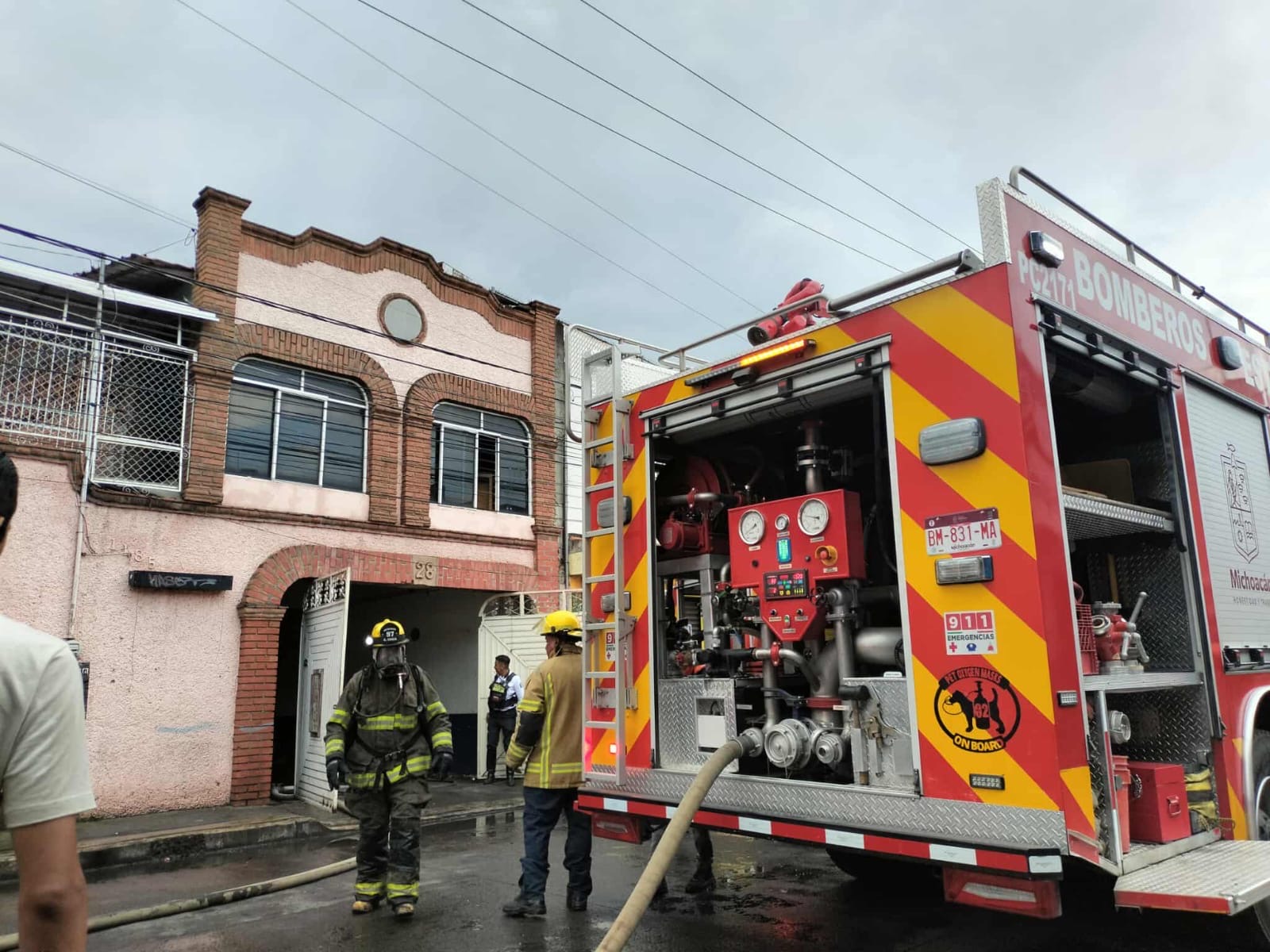 Caída de rayo en palmera genera incendio en domicilio de la colonia Tres Puentes