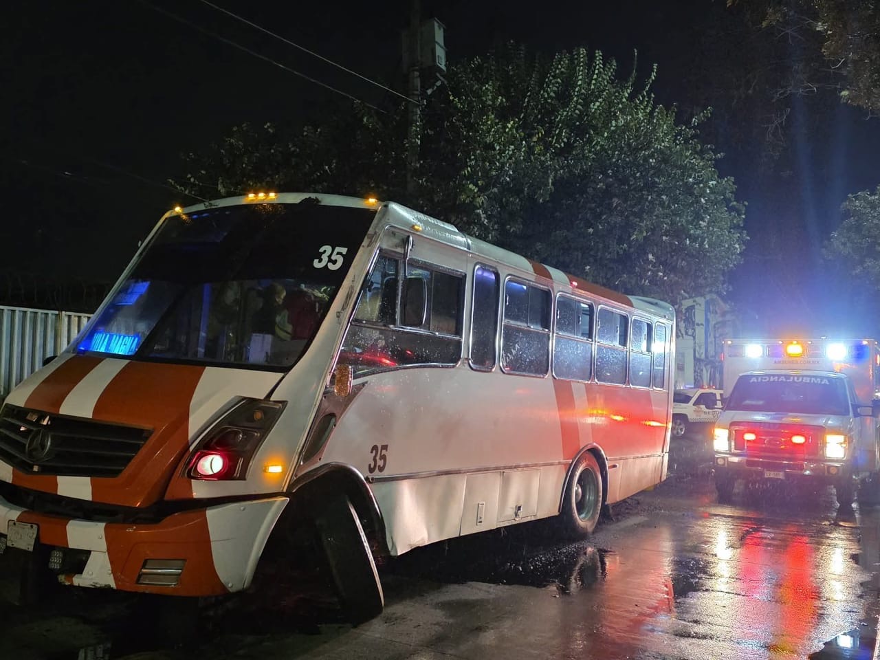 Camión de la Ruta Villa Magna choca contra bolardos en la Madero Poniente; hay herid0s 