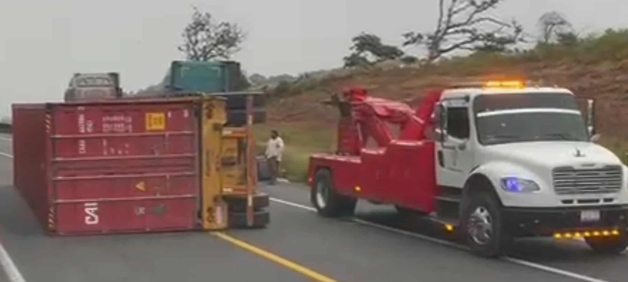 Vuelca remolque de tráiler en la Pátzcuaro-Cuitzeo; no hubo heridos 