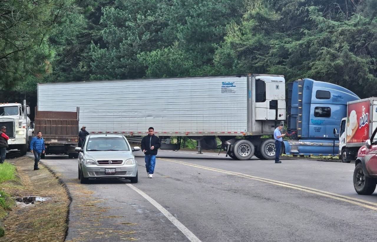 Bloquean carretera Uruapan-Los Reyes tras det3nción de Jefe de Tenencia en San Lorenzo