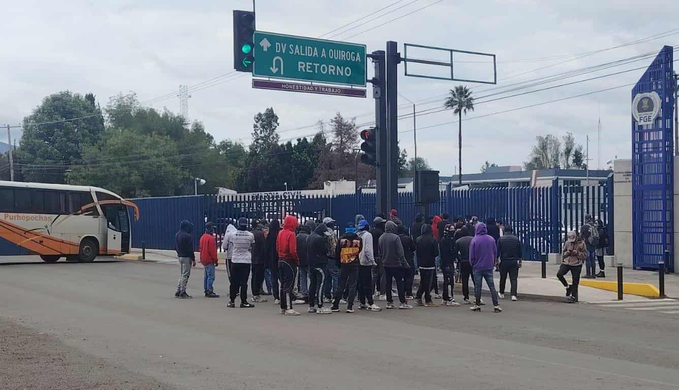 *Bloquean normalistas el libramiento de Morelia afuera de la FGE; piden libertad de Eder Israel, acusado de asesinato*