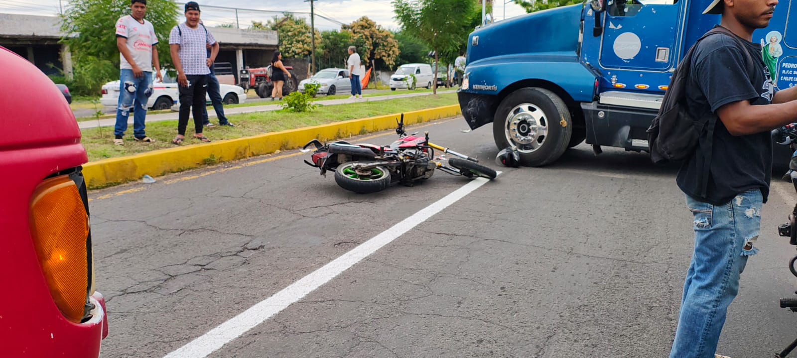 Motociclista resulta lesionado tras chocar contra tráiler en Múgica