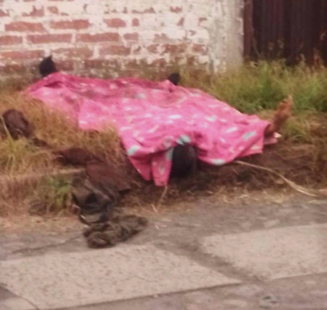 Hallan a hombre sin vida en la vía pública de Apatzingán; investigan posible muerte natural