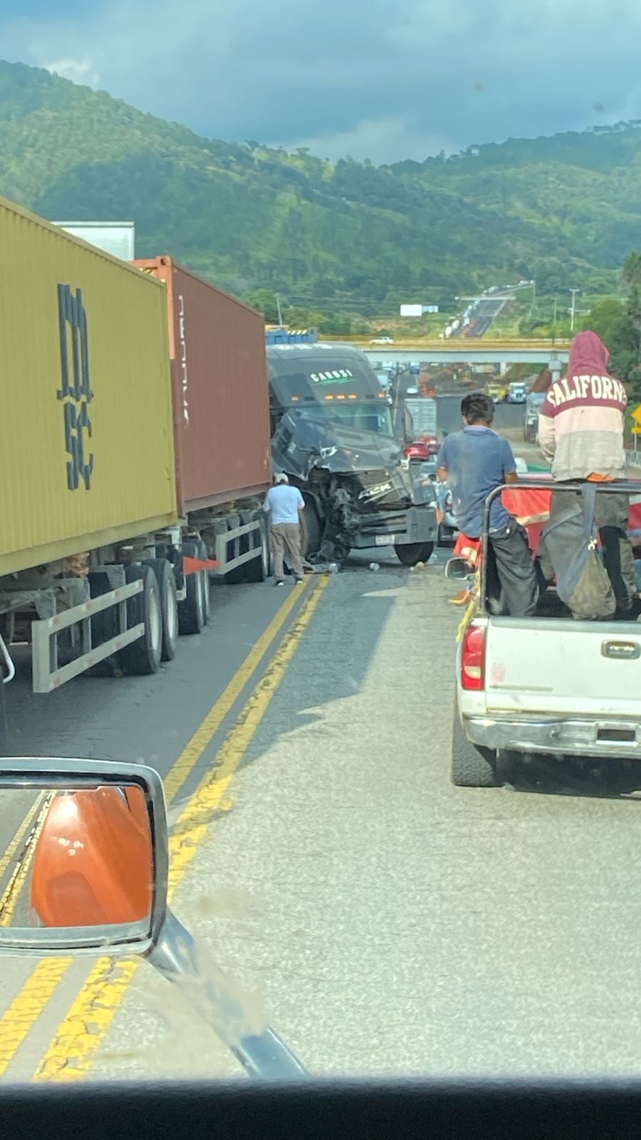 Choque entre dos tráileres causa cierre parcial en la Autopista Siglo XXI