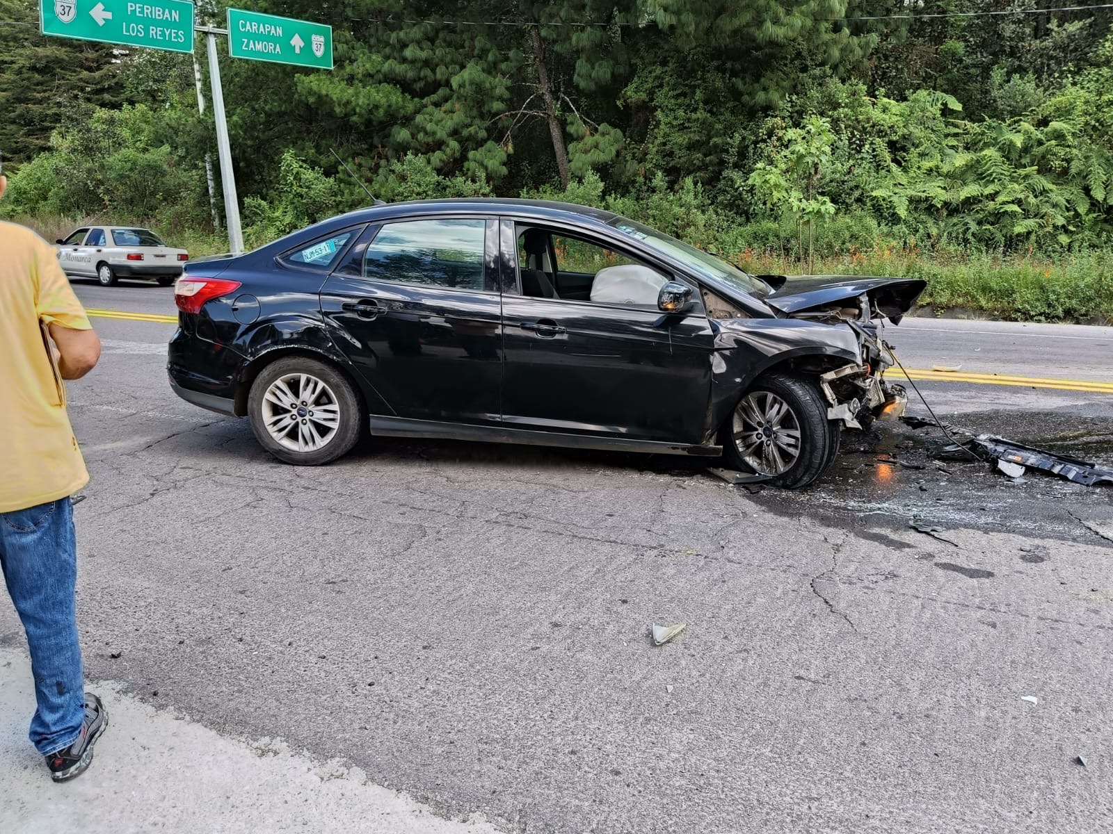 Tres heridos tras aparatoso choque de frente, en la carretera Uruapan-Paracho 