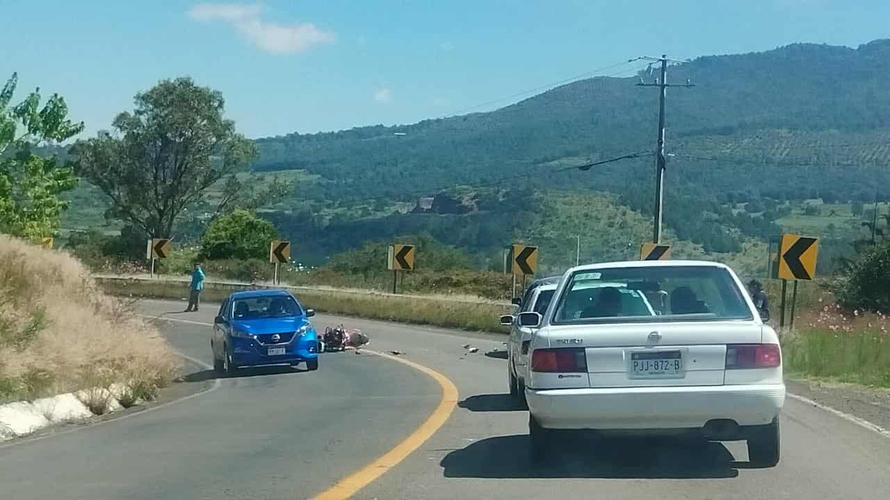 Se registra choque entre auto y moto en la Morelia-Quiroga; hay 1 herido 