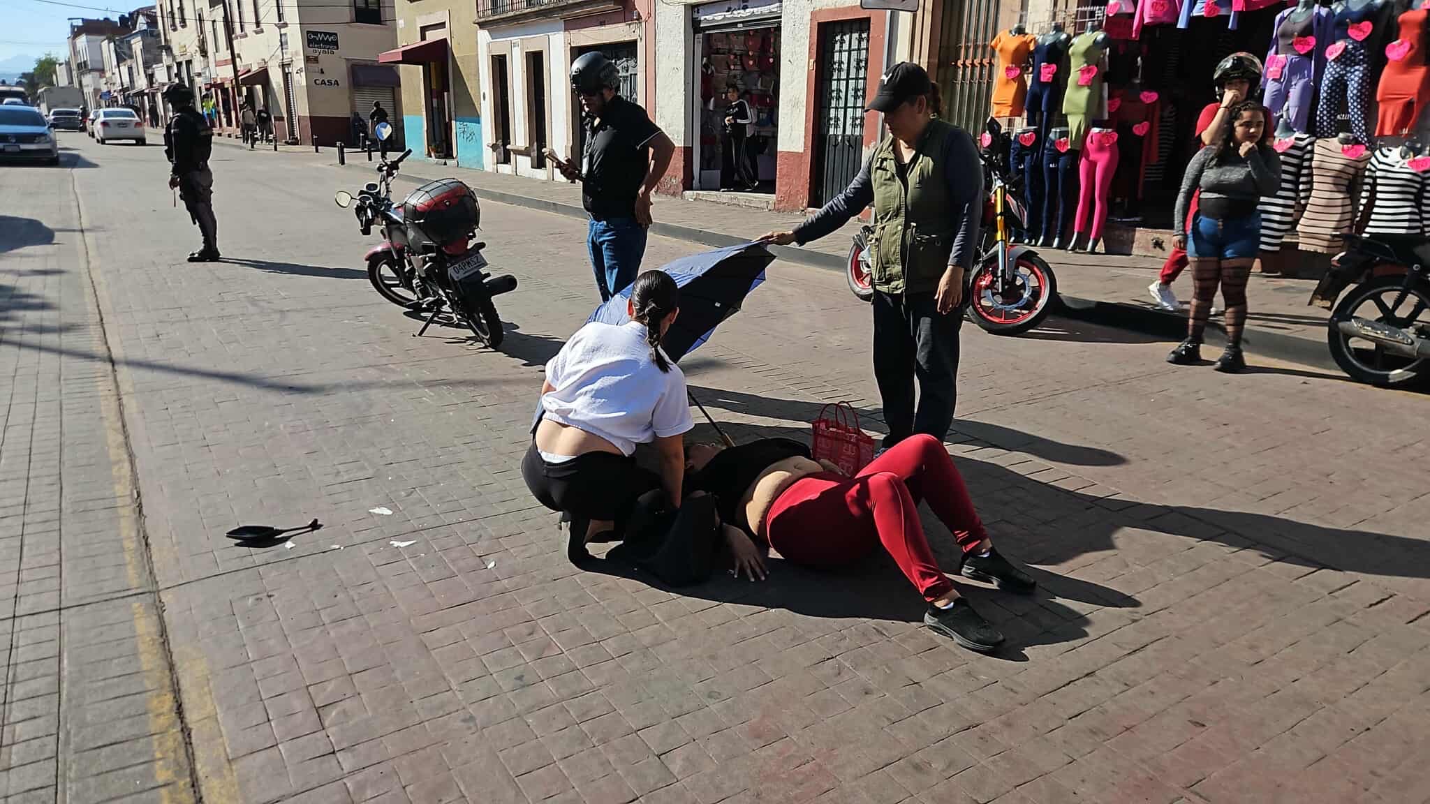 Peatona es atropellada por motociclista en la Av. Lázaro Cárdenas de Morelia 