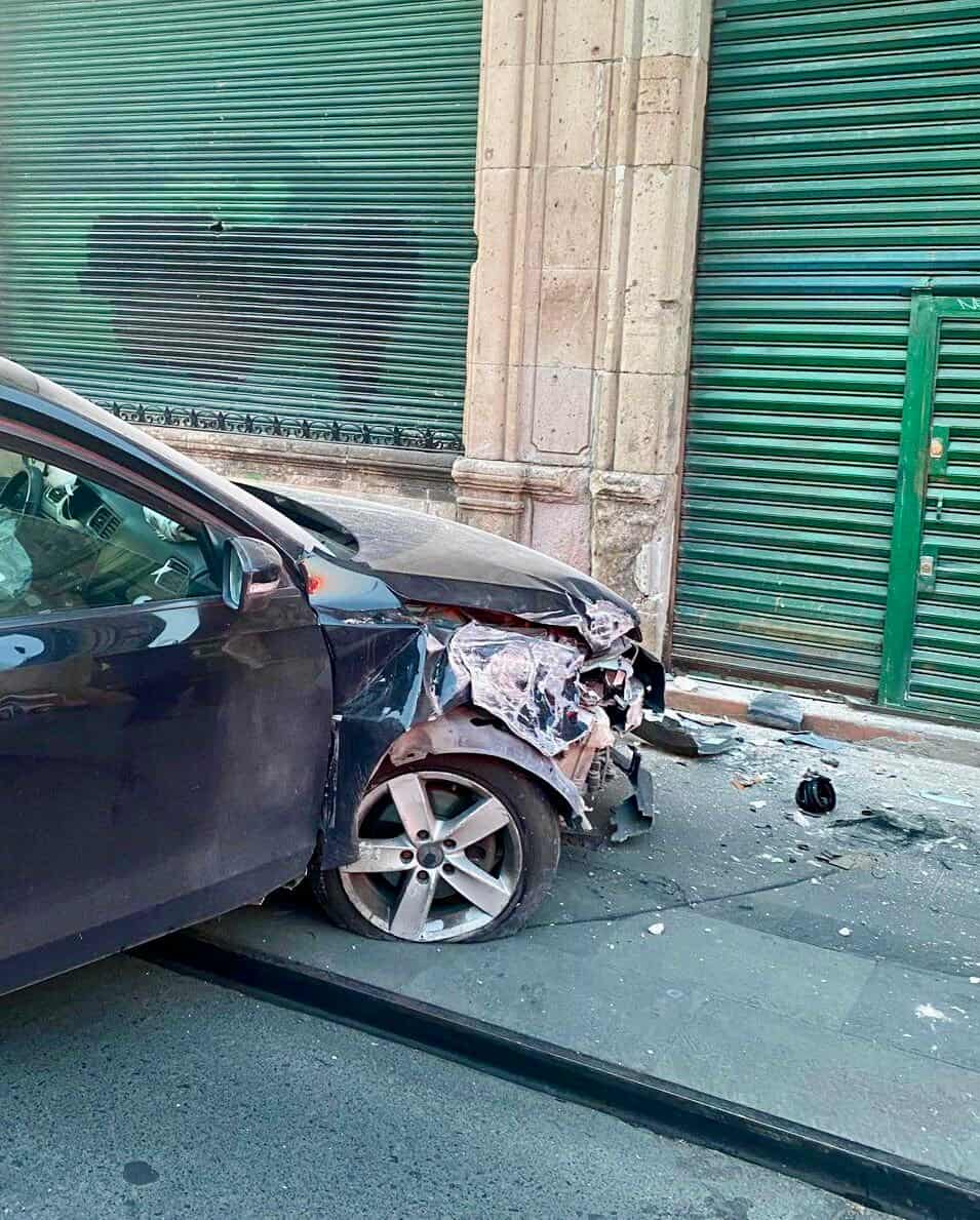 Auto choca contra un inmueble en el Centro Histórico de Morelia 