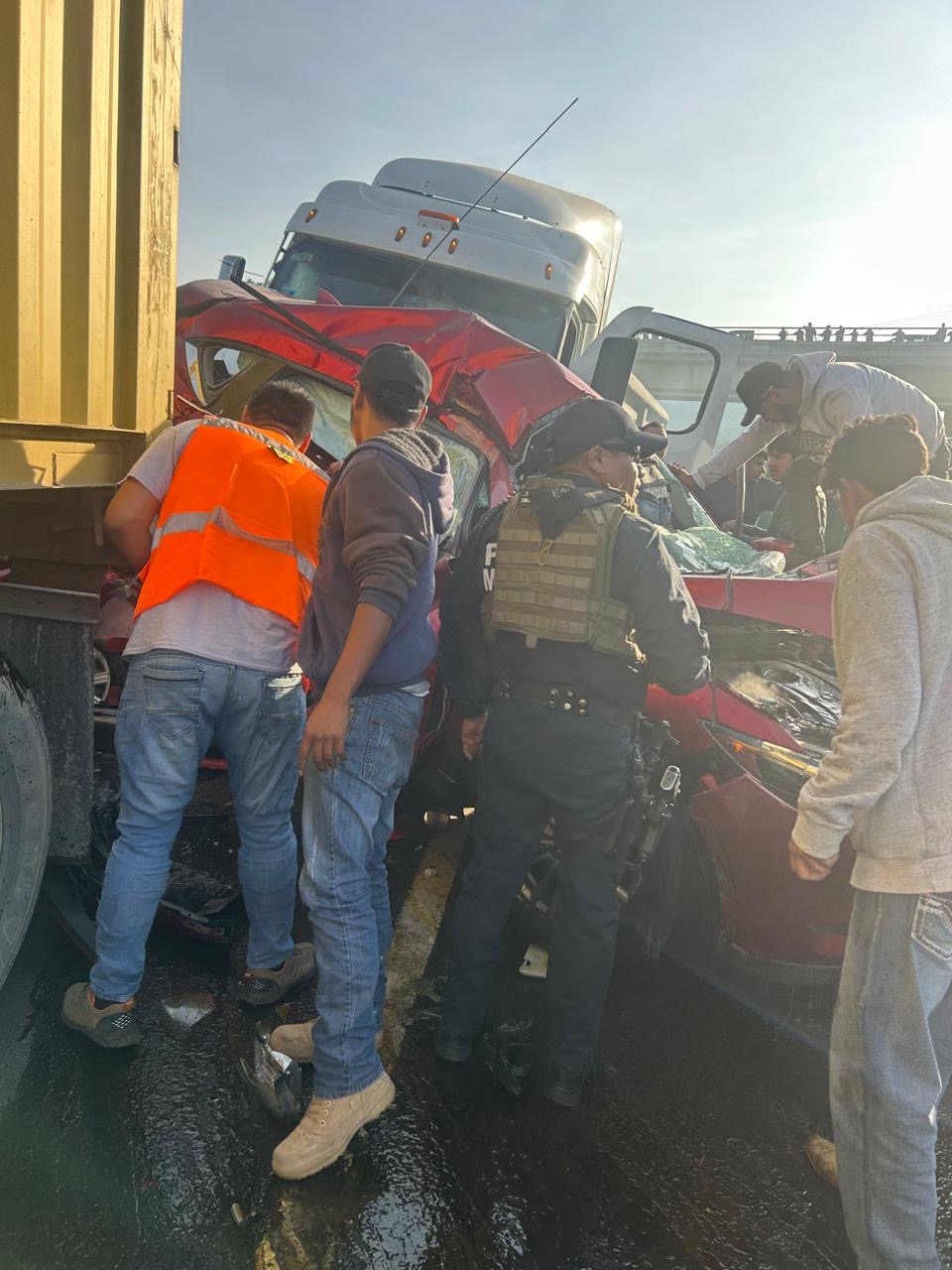 Se registra choque multiple en la autopista Siglo XXI 