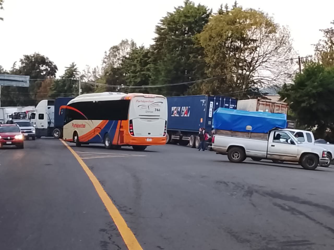 Comuneros bloquean la carretera Uruapan-Paracho, en la desviación a Los Reyes, por captura de presuntos talamontes