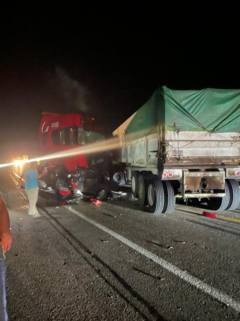 Tres lesionados, tras choque frontal de camiones de carga en la autopista Siglo XXI 