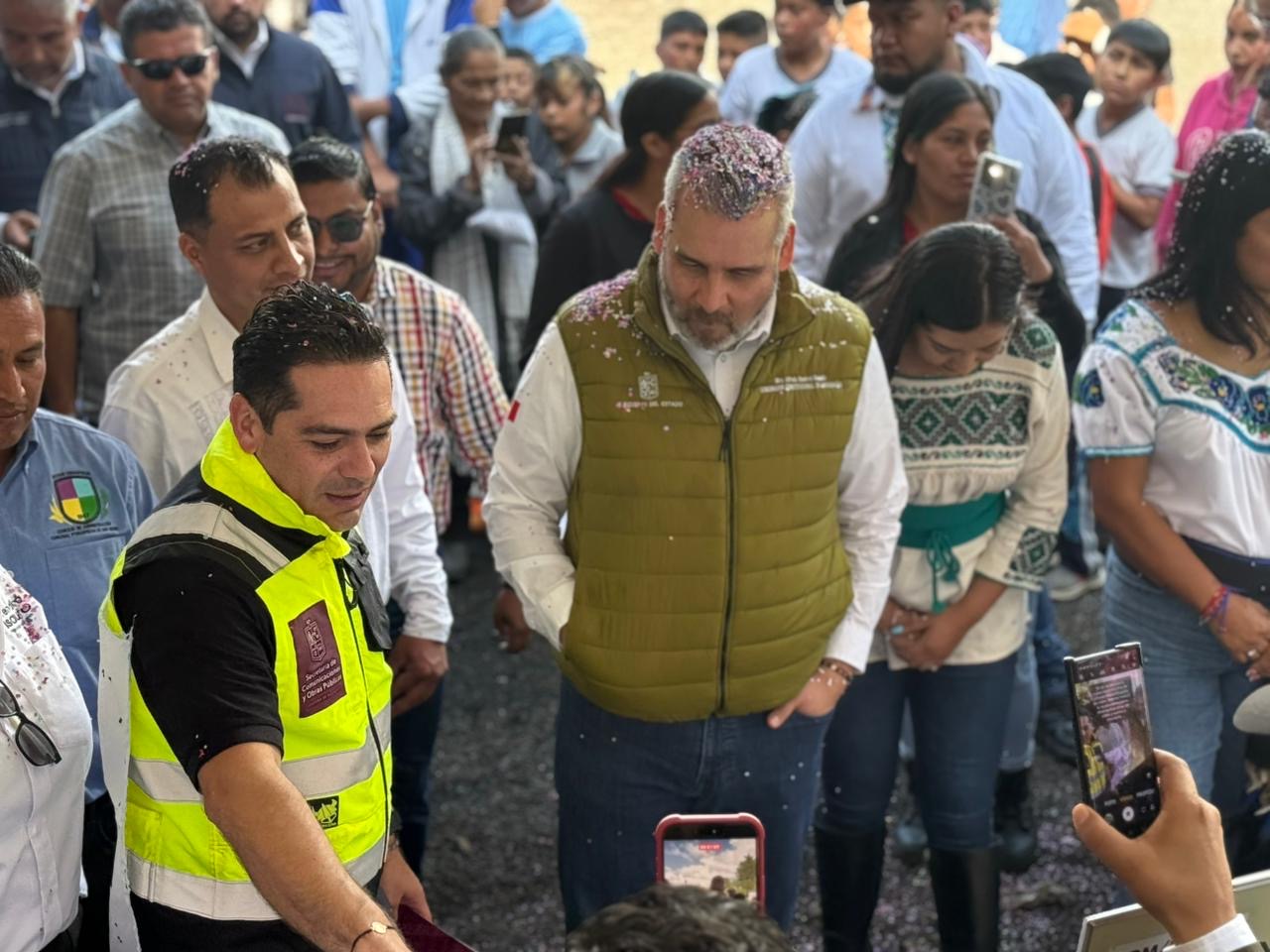 Inauguran tramo carretero que conecta Charapan y comunidades aledañas