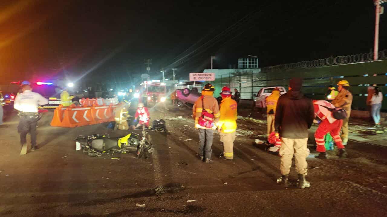 Accidente de auto y moto deja 4 heridos en el periférico de Morelia 