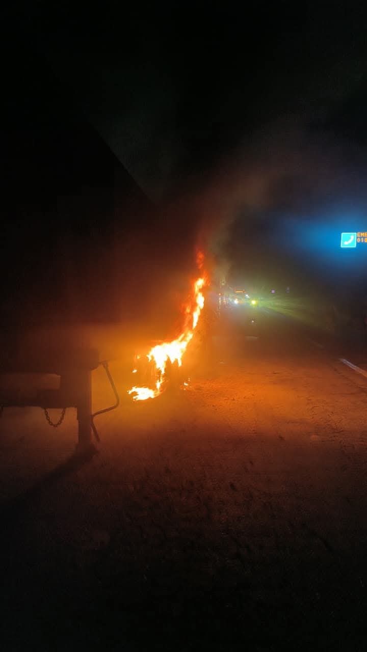 Guardias Nacionales sofocan incendio de góndola en la autopista Siglo XXI