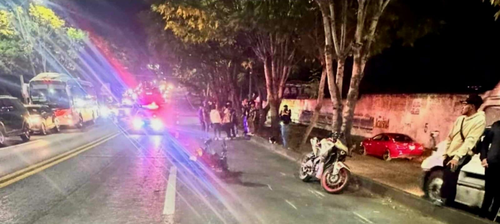 Choque entre 2 motos deja 3 heridos en la Av. Madero Poniente de Morelia 