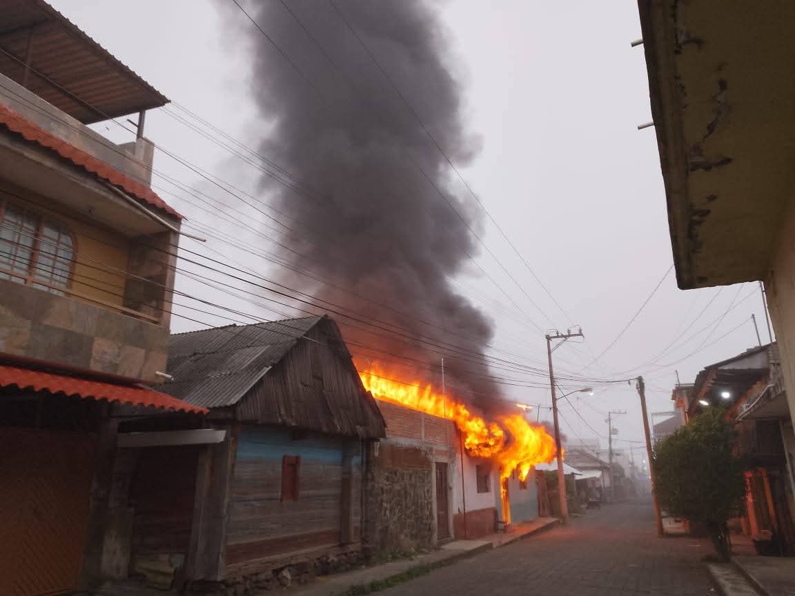 Incendio consume una vivienda en el Centro de Paracho; no hubo heridos