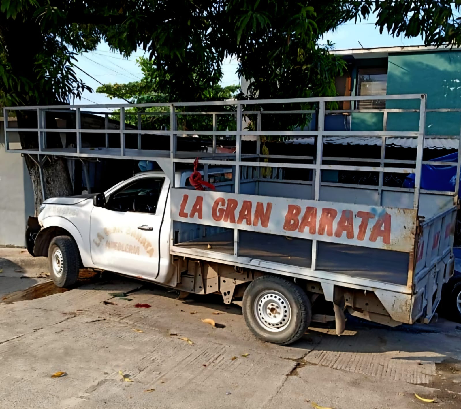 Crimin4les acribill4n a los ocupantes de camioneta mueblera en Apatzingán; hay un mu3rto y un h3rido