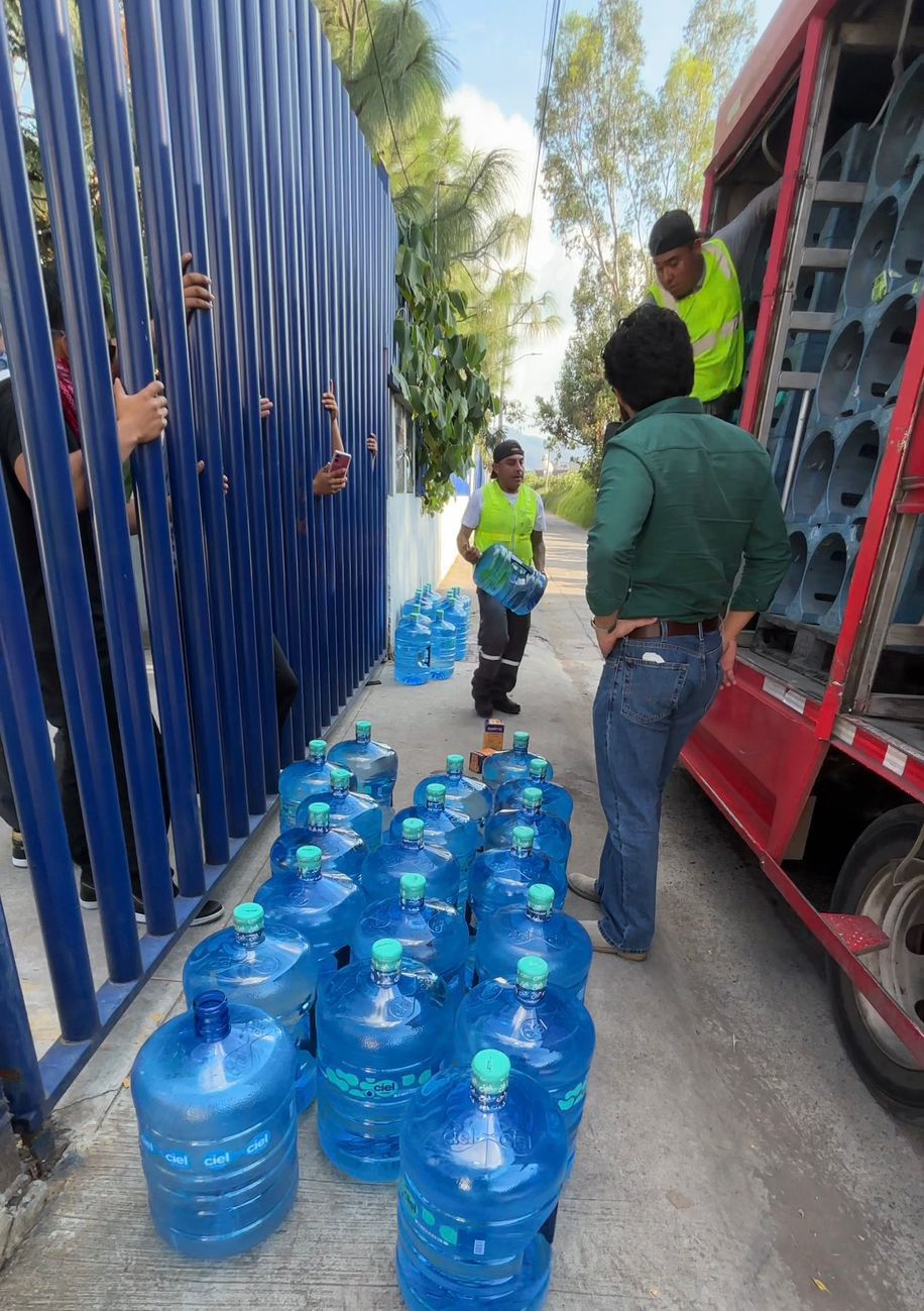 Intervención de Mariana Sosa logra que normalistas devuelvan mercancía