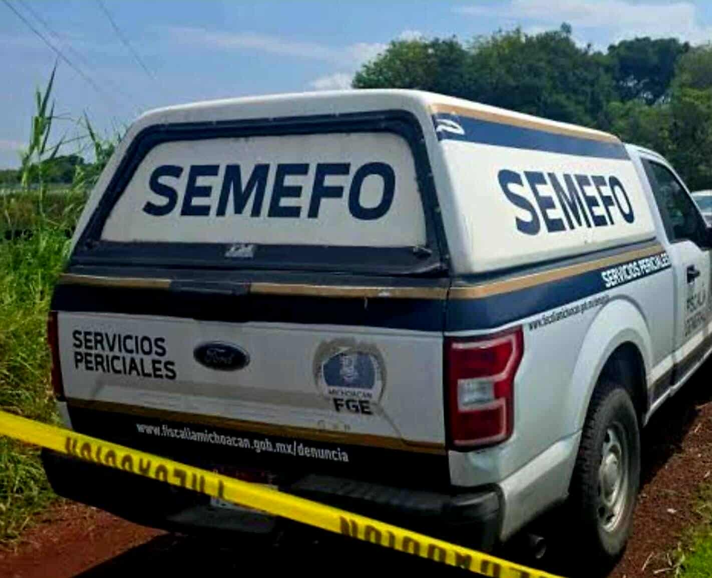 Mat4n a un hombre en el patio de una casa de “El Coire”