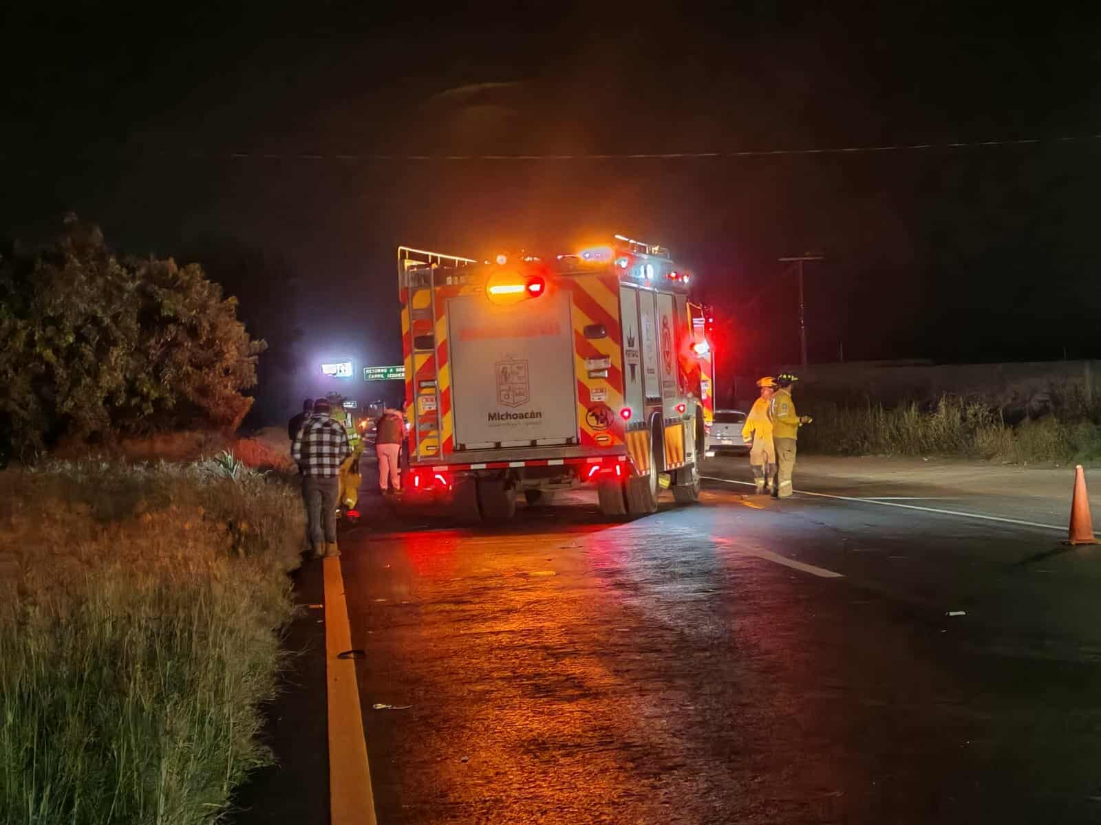 Auto atropella a adulto y niño en la Morelia - Pátzcuaro; el menor muere 