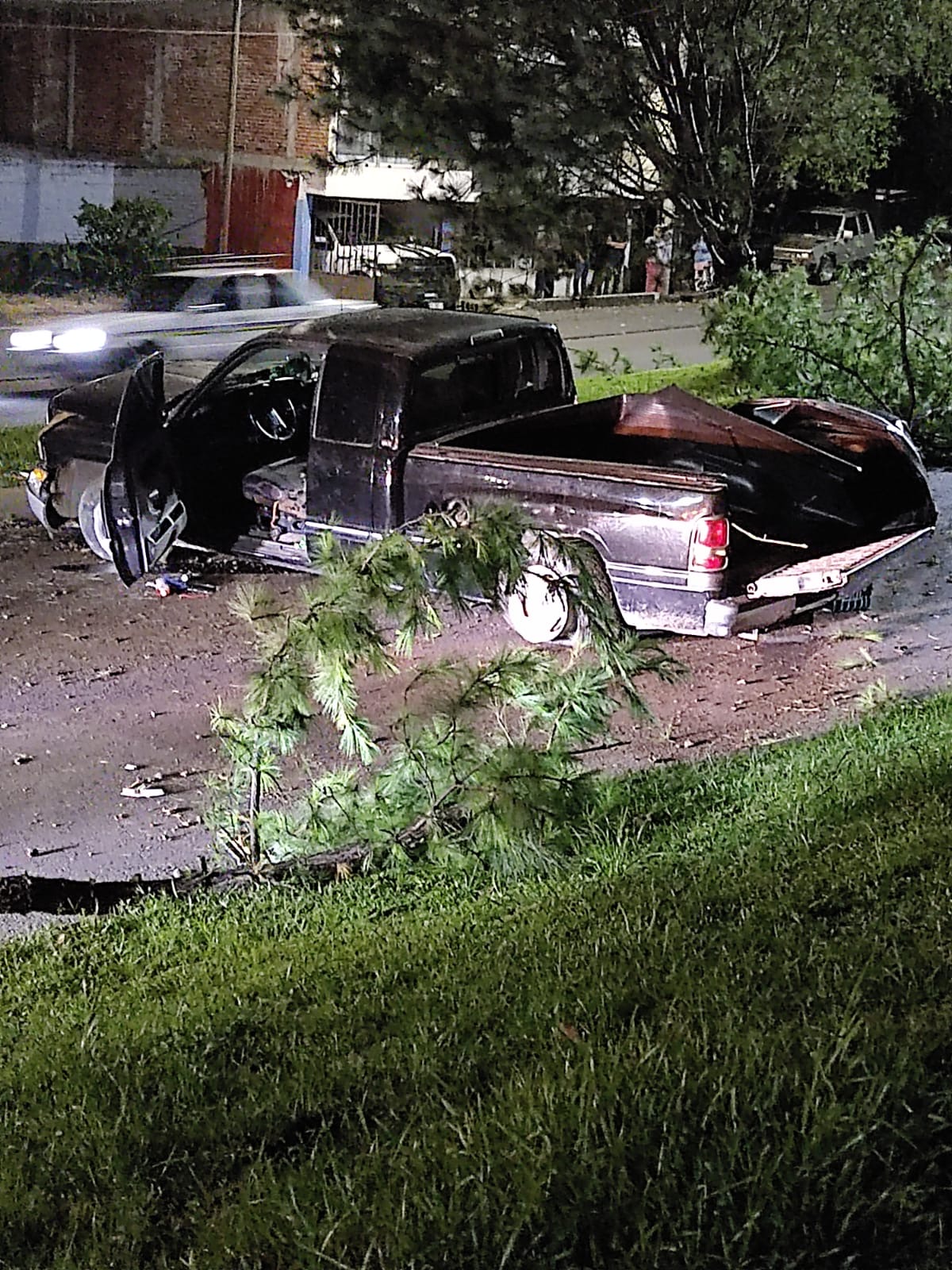 Vuelca camioneta sobre la Calzada Benito Juárez, en Uruapan 