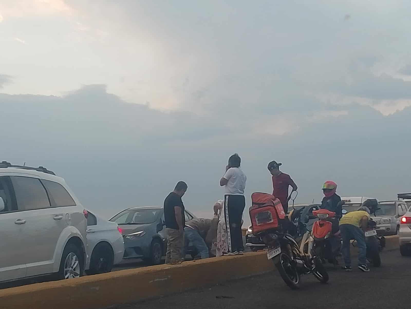 Se accidenta motociclista en puente de la Av. Madero Poniente de Morelia 