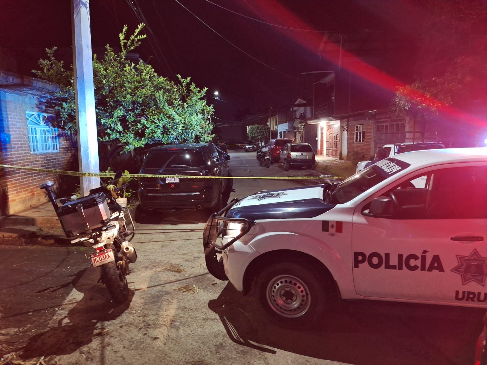 Motosicarios balean a dos hombres, al poniente de Uruapan; hay un muerto y un herido