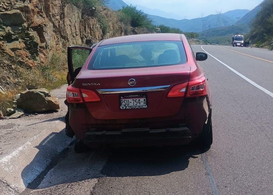Choque lateral deja una mujer lesionada en la Autopista Siglo XXI