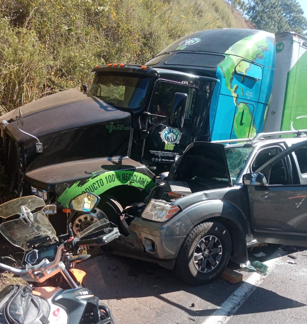 Hombre muere prensado tras choque vehicular en la autopista Uruapan-Pátzcuaro 