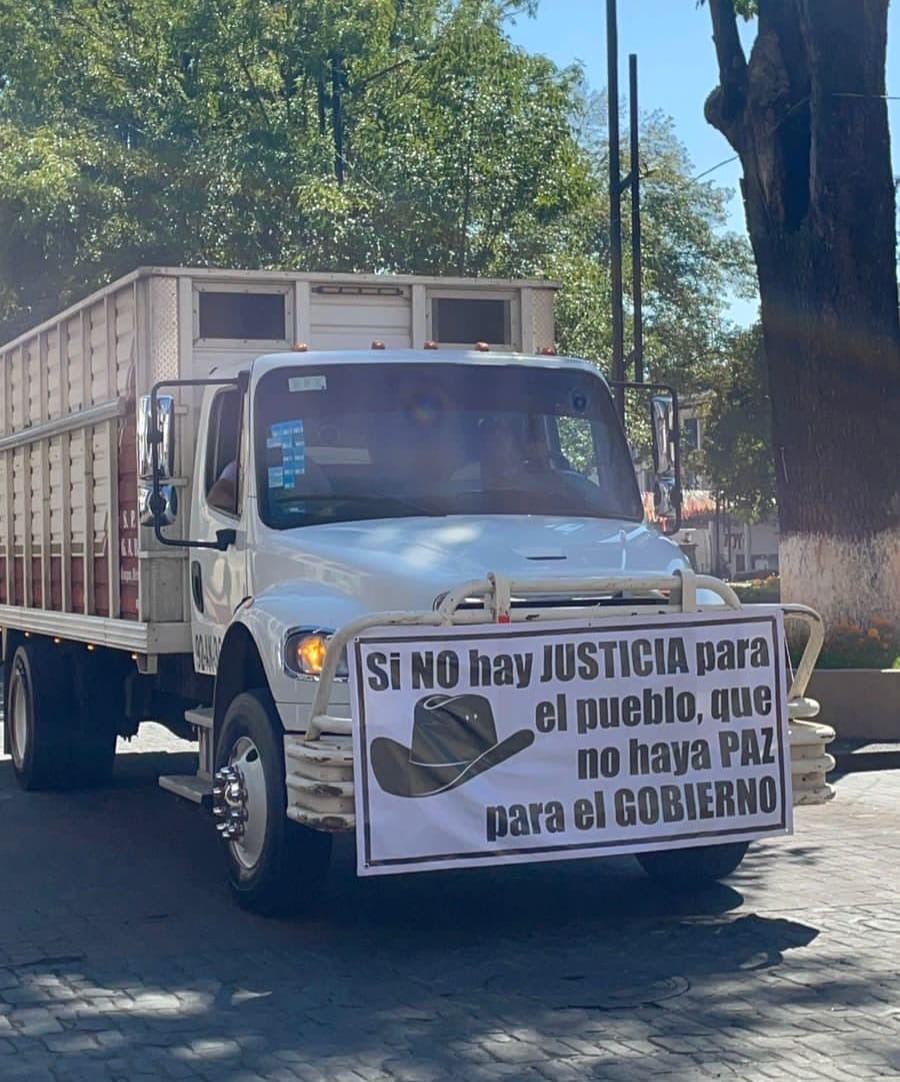 Empleados municipales de Uruapan y transportistas marchan en memoria del alcalde Carlos Manzo 