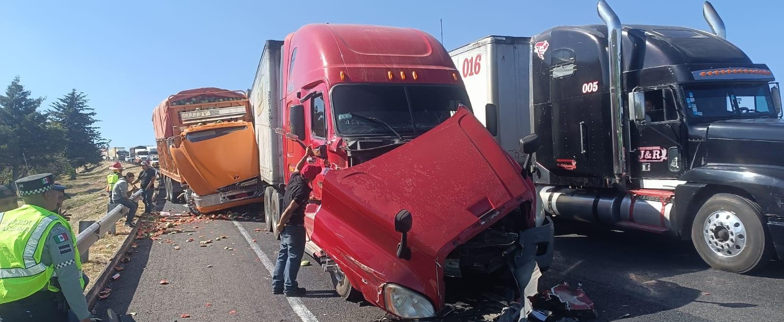 Se registra ch0que entre 3 vehículos de carga en la México-Guadalajara