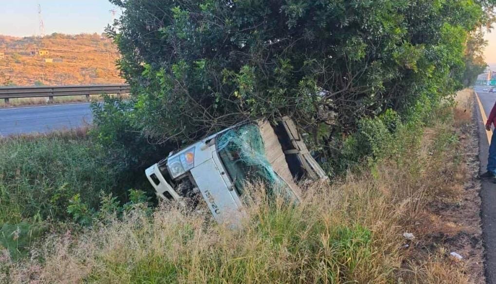 V0lcadura de camión de carga deja un herido leve en la Morelia-Pátzcuaro