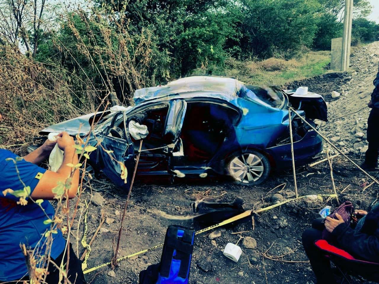 Dos adultos mayores heridos, al volcar su auto en Parácuaro 