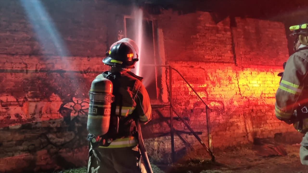 Vivienda es consumida por incendio en la tenencia Morelos