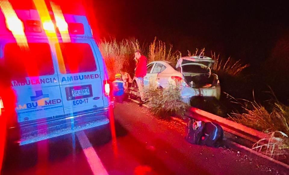 Dos herid0s leves al salirse su auto de la carretera en la autopista Siglo XXI