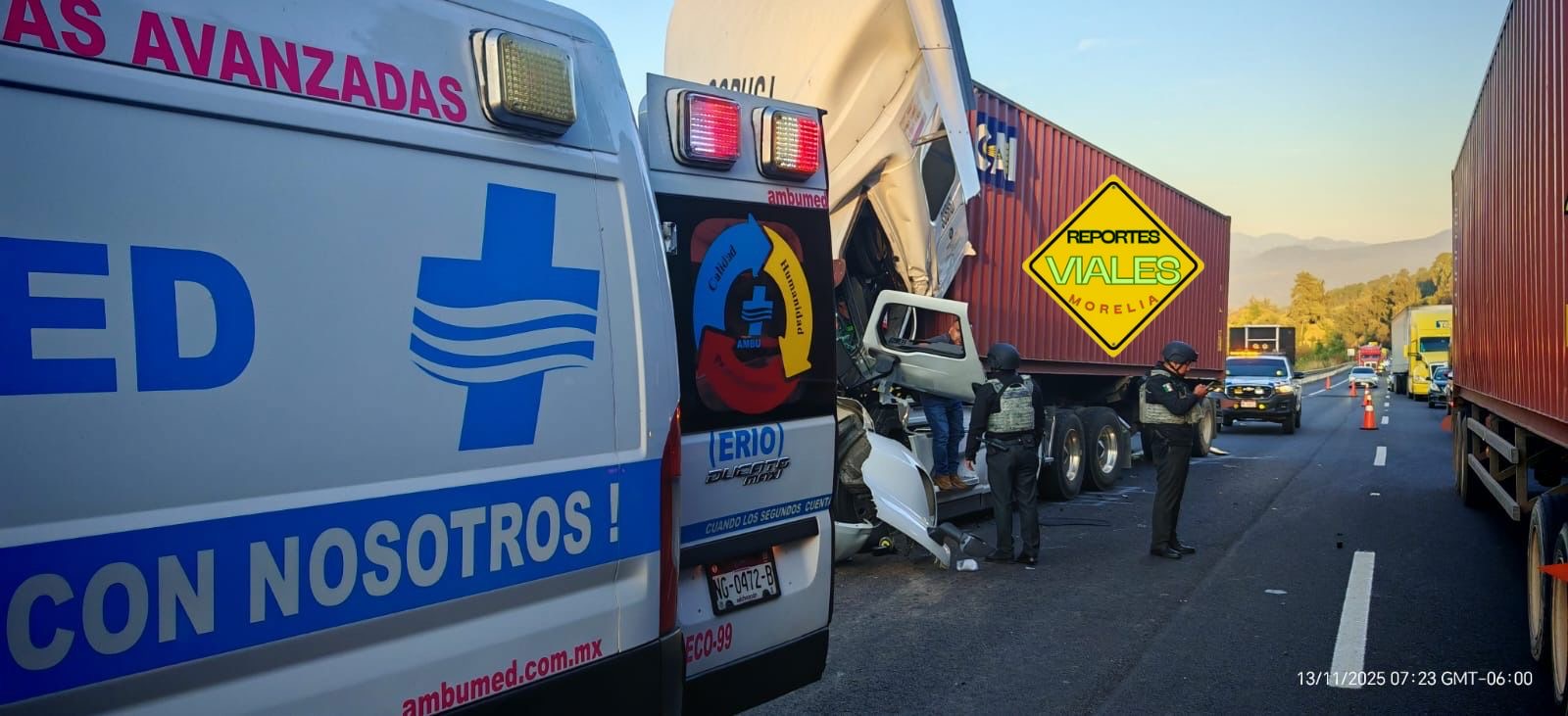 Transportista grave en choque por alcance entre camiones de carga, en la Siglo XXI