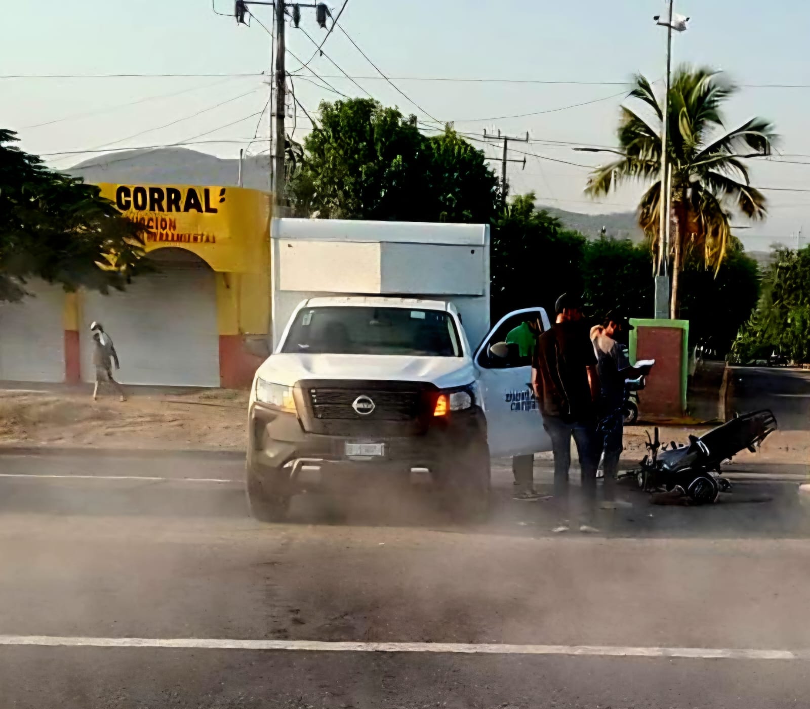 Gr4ve motociclista al protagonizar ch0que contra una camioneta