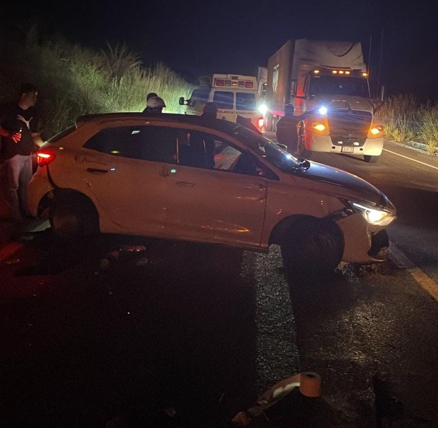 Conductor resulta con l3siones leves tras volc4dura en la Autopista Siglo XXI