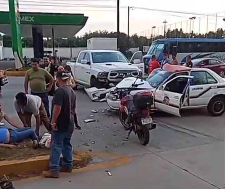 Aparatoso choque vehicular deja 3 lesionados, en el Boulevard Industrial de Uruapan 